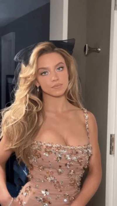 Love Sydney Sweeney's sly smile, she knows how hot she is