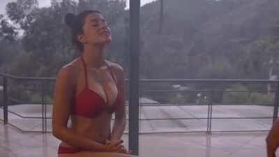 Red bikini in El Rey del Valle (S2E11, 2019) - haven't seen this posted before