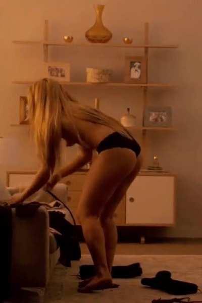 Florence Pugh is thick in all the right places