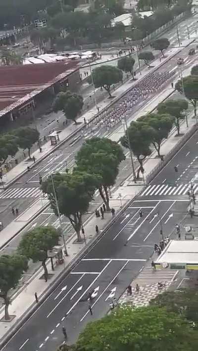 Desfilando para o seu principal cliente, as calçadas brasileiras.