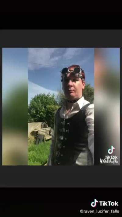 Ladies, my Tinder profile is up again make sure to swipe right 😍