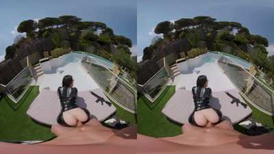 In dieser aufregenden Episode der Erwachsenenunterhaltung spielt die sinnliche Valentina Nappi die G.I. JOE BARONESS und begeistert mit ihrer vollbusigen Erscheinung und ihrem unvergleichlichen Charme. Sie ist eine wahre Meisterin der Verführung und nimmt