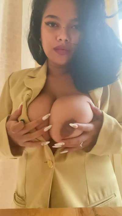 After work i like showing my boobs on reddit 😅