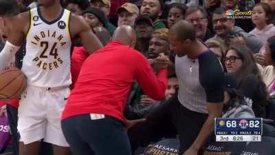 [Highlight] Bradley “I’m tired of not getting calls” Beal blatantly shoves the ref and somehow does not get ejected vs Indiana