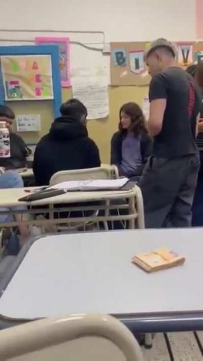 Cobardemente alumno de una escuela bonaerense que le pegó a otro compañero tras pedirle a su amigo que lo filme: “Levantá el celular y filmá”.
