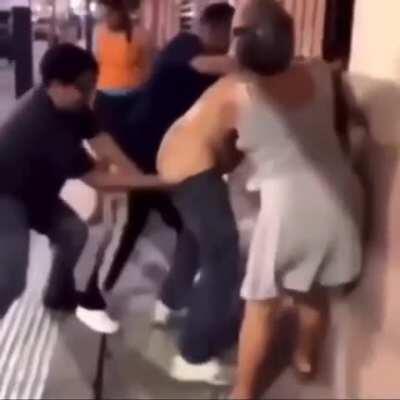 Man gets finger-banged in a fight
