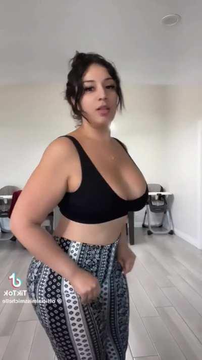 1 or 2 ⁉️ Big Booty Niece VS Big Booty Auntie 