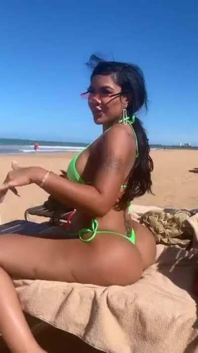 Left cheek right cheek IG Story twerk