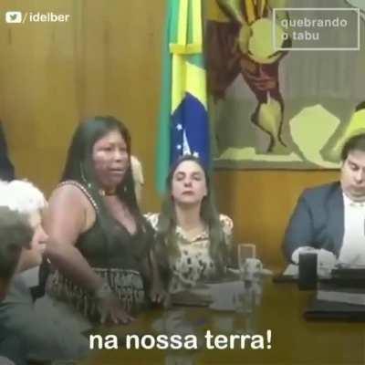 Esse foi o forte e emocionante desabafo de Alessandra Munduruku na câmara dos deputados. Na frente do presidente da Câmara, Rodrigo Maia ela pediu, desesperadamente, por respeito às populações indígenas. Publicado em Maio/2019