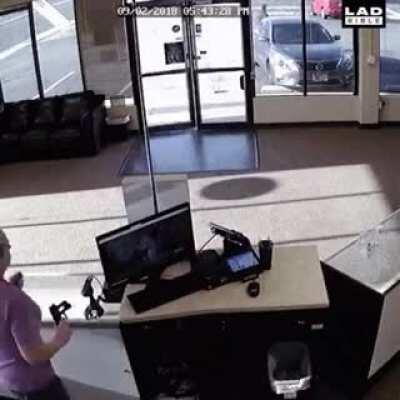 Cuando tratas de atracar al Empleado del Mes