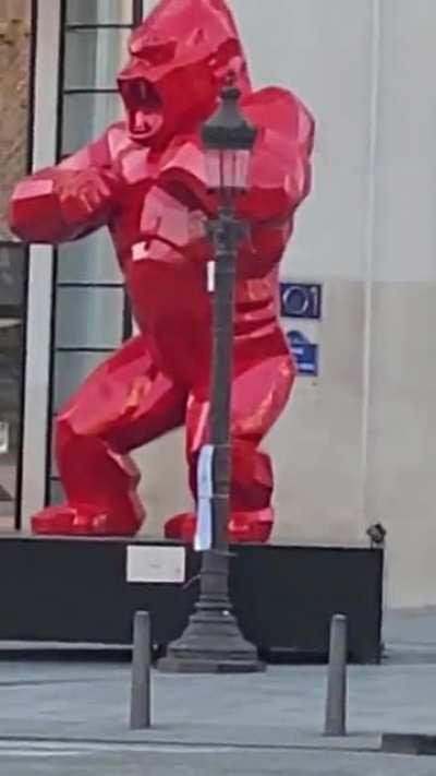 🌈🐻 vs 🚀🦍 in Paris