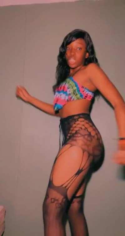 Babygirl_bush’s shaking ass