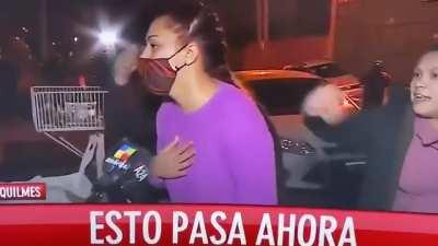 Familiares del criminal abatido en Quilmes por la víctima de 71 años intentan ingresar a su casa y lo amenazan desde afuera frente a un móvil