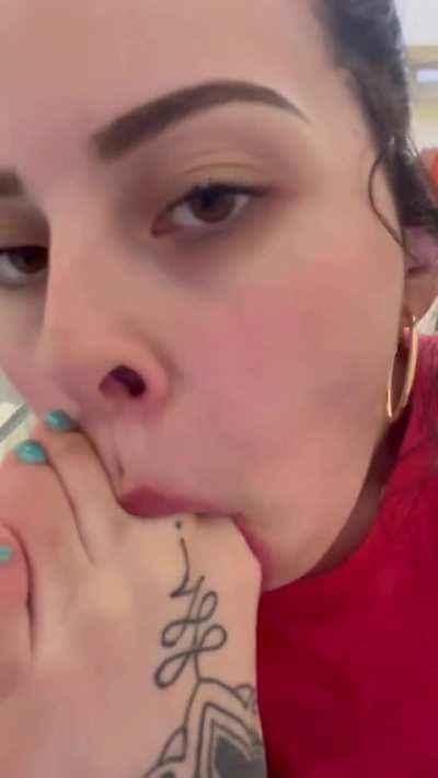 Love my dirty work feet so yummy