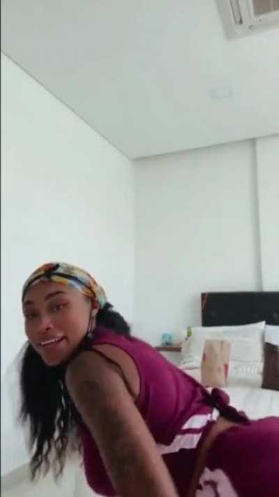 iG Live Twerk 🍑💜 | No Comments