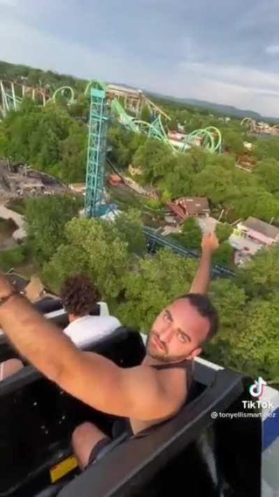Cha Hae-In and Sung Jin-woo at the amusement park