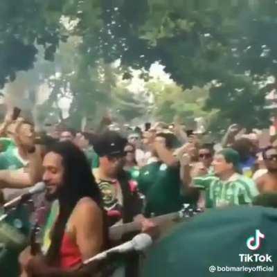 TBT: Em homenagem ao Ademir da Brisa, vamos relembrar quando os perfis oficiais do Bob Marley compartilharam video da torcida do Palmeiras tocando Is This Love