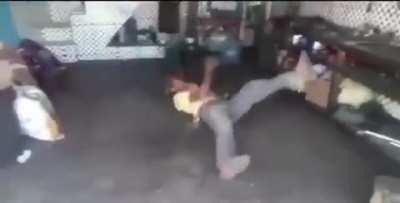 estou dando aula de auto defesa das 2 da tarde até as 14h. do lado do baixinho borracheiro