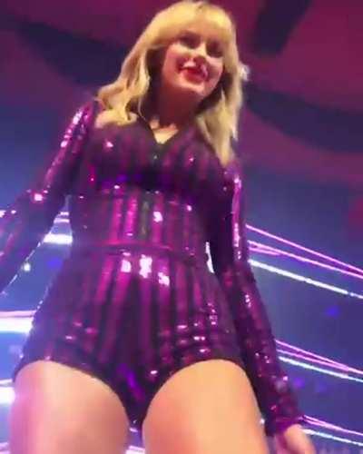 i cant wait to have a POV like this of her thighssss