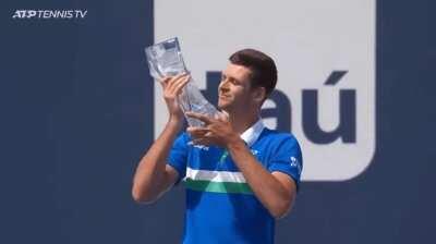 The most elegant trophy kiss!