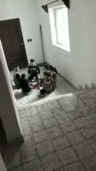 ja q tamo sem o mamaco pra fazer live, vai esse video random de um tio filho da put@ ai pro reddit