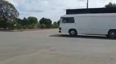 Vai pra dentro de casa demônio