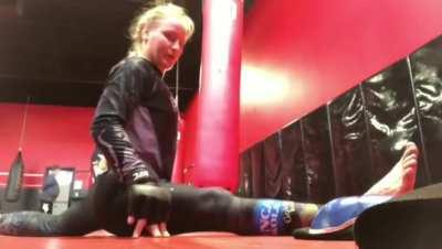 Valentina Schevchenko bouncing split