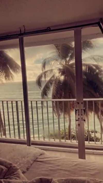 Mostrando teta maripily (creo que lo hace adrede)