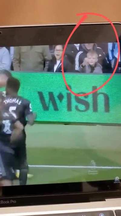 A little kid telling Saka and the guys to 