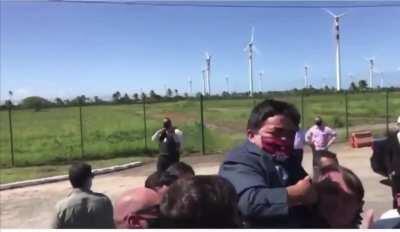 E ESSE VÍDEO DO BONORO LEVANTANDO UM ANÃO??????