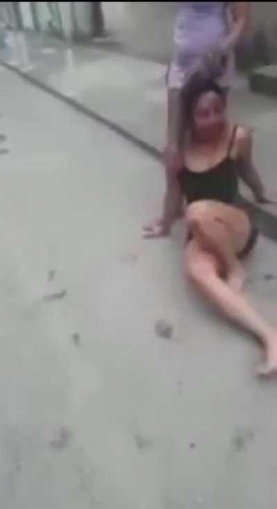 Brutal Beatdown - Woman beat up another woman for unknown reason