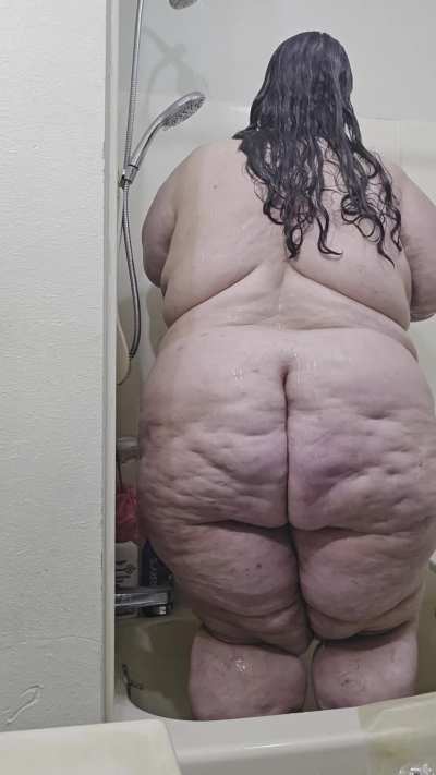 Enough booty to please the town.. 🏙️