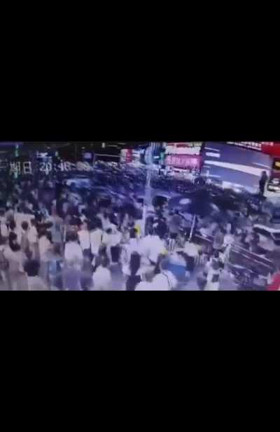 #中共國 突發❗️7月21日晚，長沙五一廣場。一輛黑色轎車衝入人群。