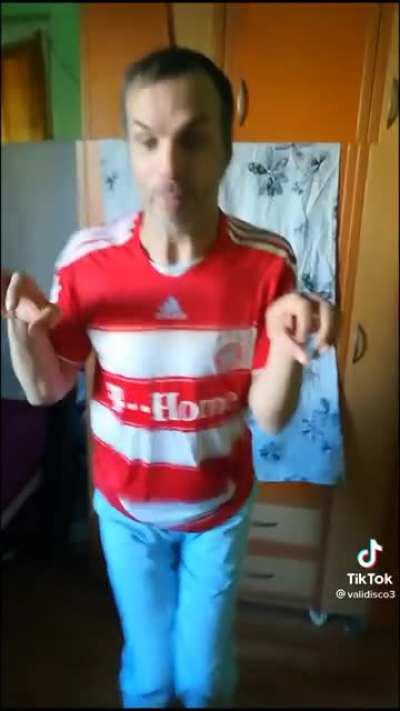 WAGTHROman performand un cantec de imperechere.