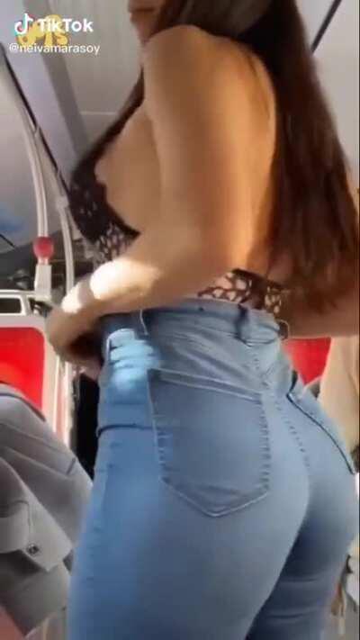 The way she’s teasing.. damn I can’t control my self 🥵🍑