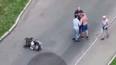 Man tries to take a woman's child in broad daylight