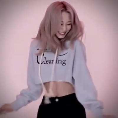 220908 - Tzuyu vibing