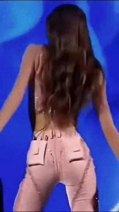 Lisa shaking in tight pants