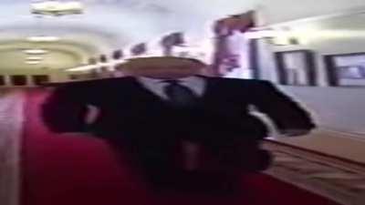 Timmi volviendo de la aldea despues de saquear todo y matar al golem