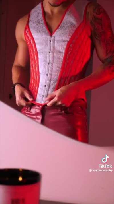 Men in corsets 😍🥵
