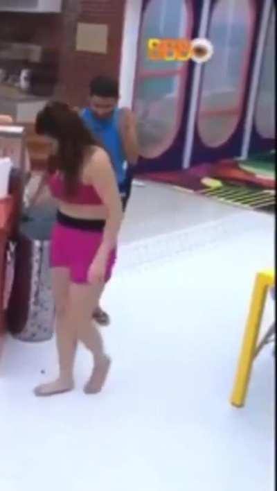 Naiara Azevedo barefoot crush roach 