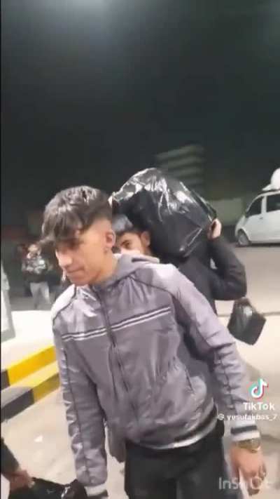 Olay: Sınırı terörize edip orada “sıkıntı” çıkaran memuru döverek susturuyorlar ve nesillerce kaçaklık yapıyorlar, iktidar sırf oy kaybetme korkusundan müdahale etmiyor. Gördüğünüz gibi baya baya ezilen bir halk (!)