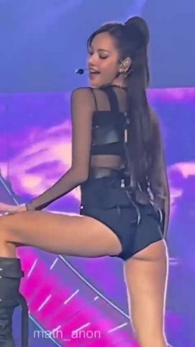 Lisa's camel and delicious buttcheeks a whole bakery indeed 🍑 