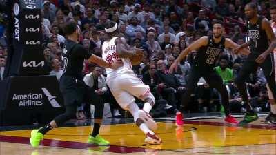 [Highlight] Ben Simmons swats Butler, who falls and lands on KDs leg