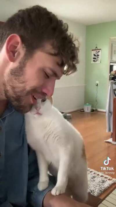 Get someone who looks at you like this cat looks at him