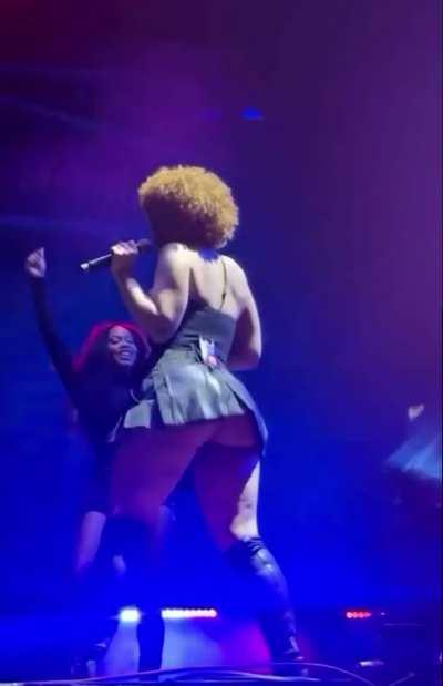 Look at her shake it🫠