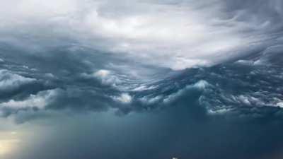 Тучи перекатываются как океанские волны