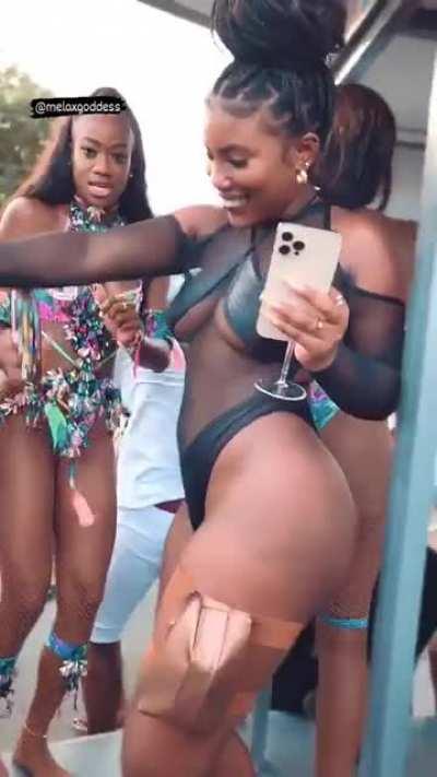 Another Tobago Carnival highlight (@melaxgodess)