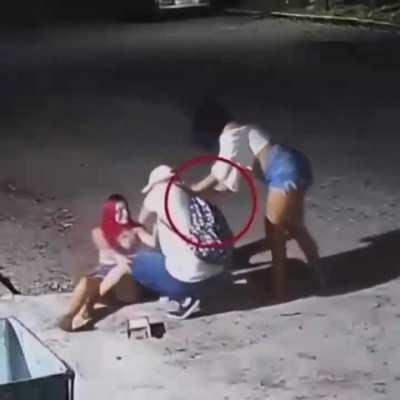 Paloterapia o No? Si cogen a dos ladrones hombres y les hacen la paloterapia entre todos los que estan viendo, que debe hacerse con dos ladronas que abusan de su belleza y la solicitud de ayuda a este hombre, lo inyectan y le roban todas sus pertenencias.