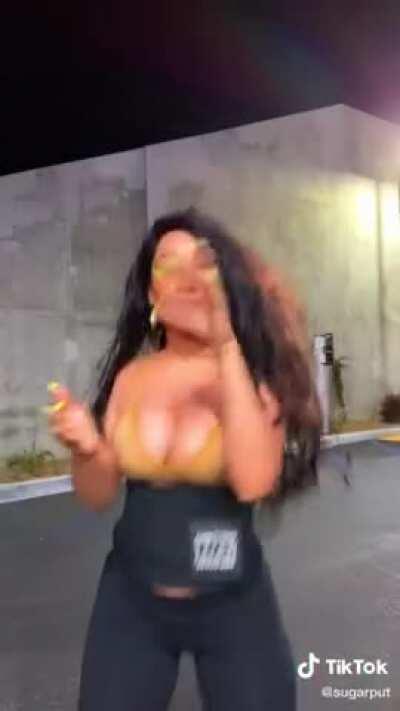 Fuuuckk, showing off all that she’s got